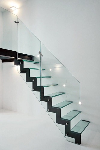 Стеклянная лестница на металлокаркасе с ограждением ФС-1 | Фантазия Стекла