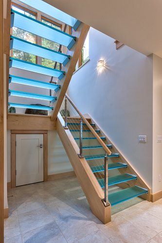 Деревянная лестница со стеклянными ступенями ФС-6